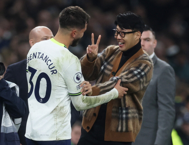 13일(한국시간) 토트넘 홈 구장을 찾은 손흥민이 이날 두 골을 넣은 로드리고 벤탄쿠르에게 축하를 전하고 있다. 로이터연합뉴스