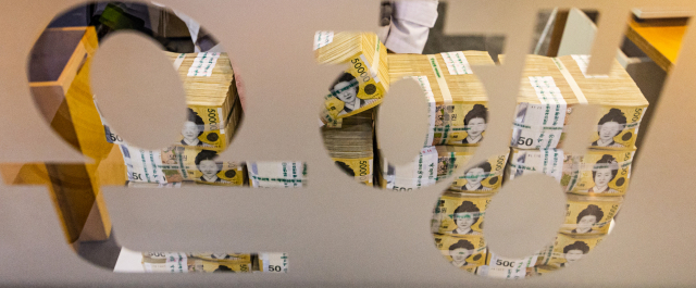 사진은 서울 중구 하나은행 본점 위변조대응센터에서 관계자가 5만 원 권 지폐들을 정리하는 모습. 연합뉴스