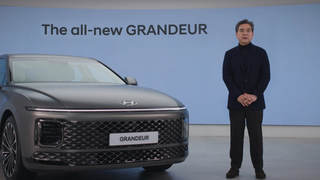 현대차 장재훈 대표이사가 준대형 세단 그랜저의 7세대 모델 ‘디 올 뉴 그랜저’를 소개하고 있다.현대차 제공
