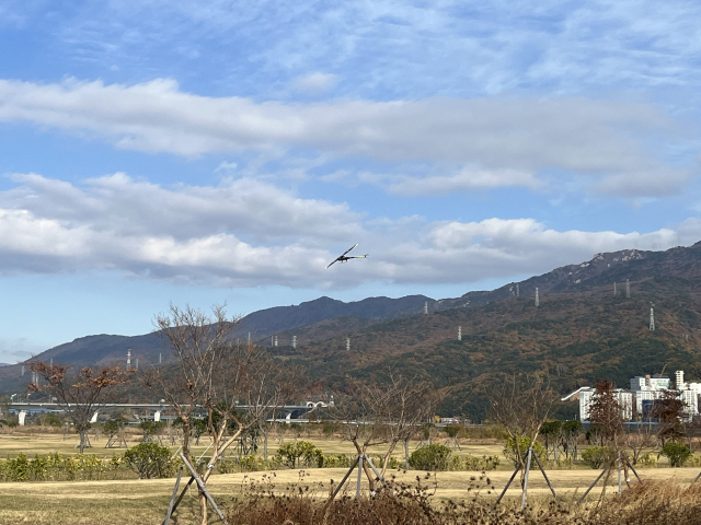 파크골프장 조성 부지 위를 날고 있는 초경량 비행장치. 이경민 기자