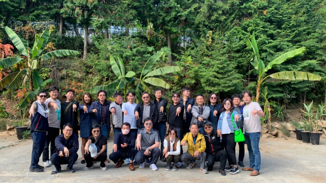 12일 경남 통영 나폴리농원에서 기념촬영하고 있는 부산일보 해양CEO아카데미 제7기 과정 원우들.