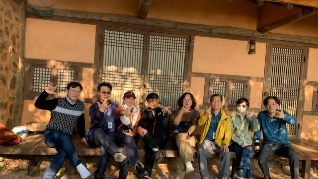 11일 경남 통영 장사도 해상공원 내 옛집에서 포즈를 취하고 있는 부산일보 해양CEO아카데미 제7기 과정 원우들.