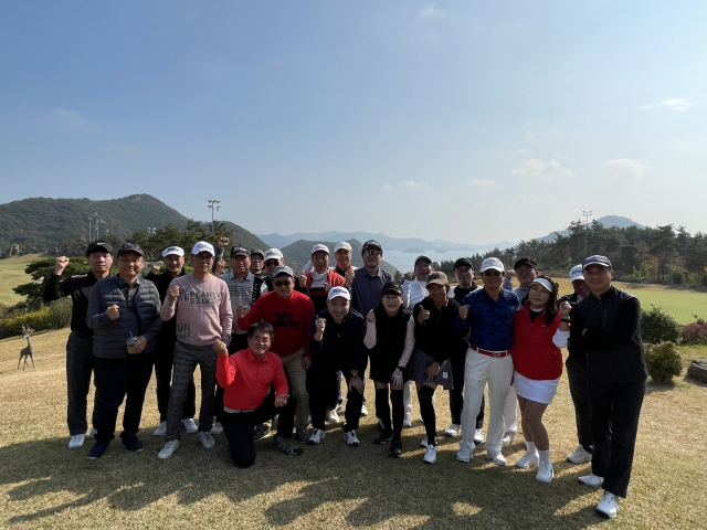 11일 경남 통영동원로얄CC에서 티업에 앞서 기념촬영 중인 부산일보 해양CEO아카데미 제7기 과정 원우들.