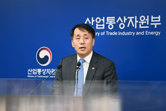 장영진 산업통상자원부 1차관이 14일 오전 세종시 정부세종청사에서 열린 민관합동 철강수급조사단 중간결과 발표에서 취재진의 질문에 답변하고 있다. 산업부 제공