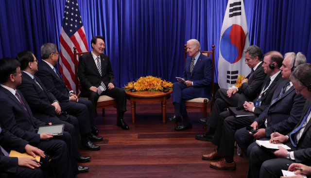윤석열 대통령이 13일(현지시간) 조 바이든 미국 대통령과 정상회담을 하고 있다. 연합뉴스