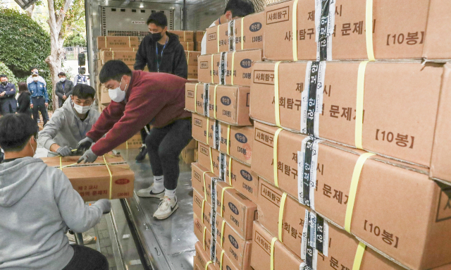 14일 오후 부산의 한 학교에 도착한 2023학년도 대학수학능력시험 문제지와 답안지를 교육청 관계자들이 옮기고 있다. 김종진 기자 kjj1761@