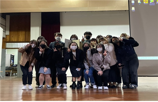 2022년도 부산시청소년자원봉사대회는 비대면으로 열렸다. 다양한 방식으로 자원봉사 활동에 참가한 청소년, 지도자, 동아리 등에 대한 시상도 개별적으로 진행됐다. 지난 11일 동의대에서 열린 개별 시상식 장면. 부산시청소년활동진흥센터 제공