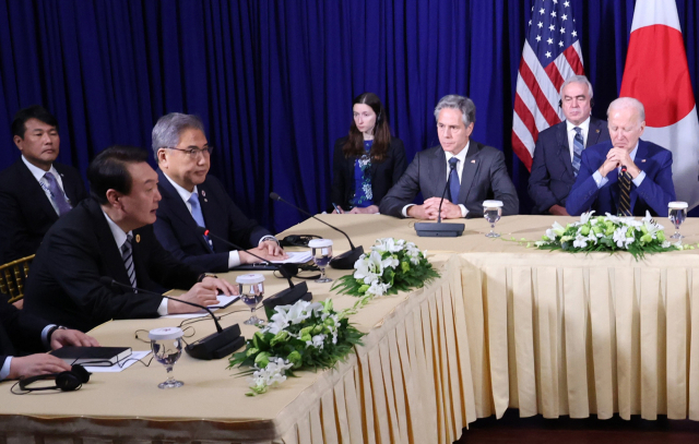 윤석열 대통령이 13일(현지시간) 캄보디아 프놈펜 한 호텔에서 열린 한미일 정상회담에서 조 바이든 미국 대통령, 기시다 후미오 일본 총리와 대화하고 있다. 연합뉴스