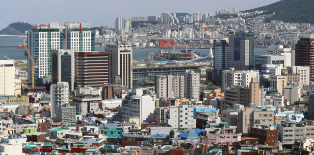 한때 부산의 활력을 상징하던 곳이었던 중구의 인구가 전국 광역시 기초지자체 중 처음 4만 명 선이 무너졌다. 14일 통계청 주민등록인구현황에 따르면 부산 중구의 10월 기준 인구는 3만 9936명으로, 전국 광역시의 기초지자체 가운데 처음 4만 명 아래로 떨어졌다. 중소 규모의 호텔이 자리한 부산역 일대 모습. 정종회 기자 jjh@