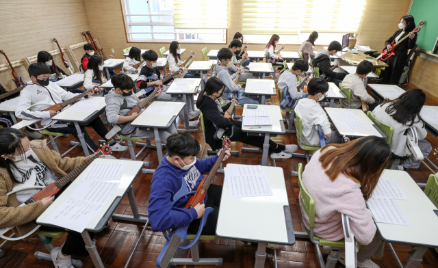 9일 오전 부산 북구 명진초등학교에서 6학년 학생들이 스마트 기타인 ‘모가비’를 활용해 기타 연주를 배우고 있다. 김종진 기자 kjj1761@