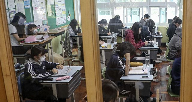 사진은 지난해 고3 수험생들이 막바지 수능 대비에 집중하고 있는 모습. 부산일보DB