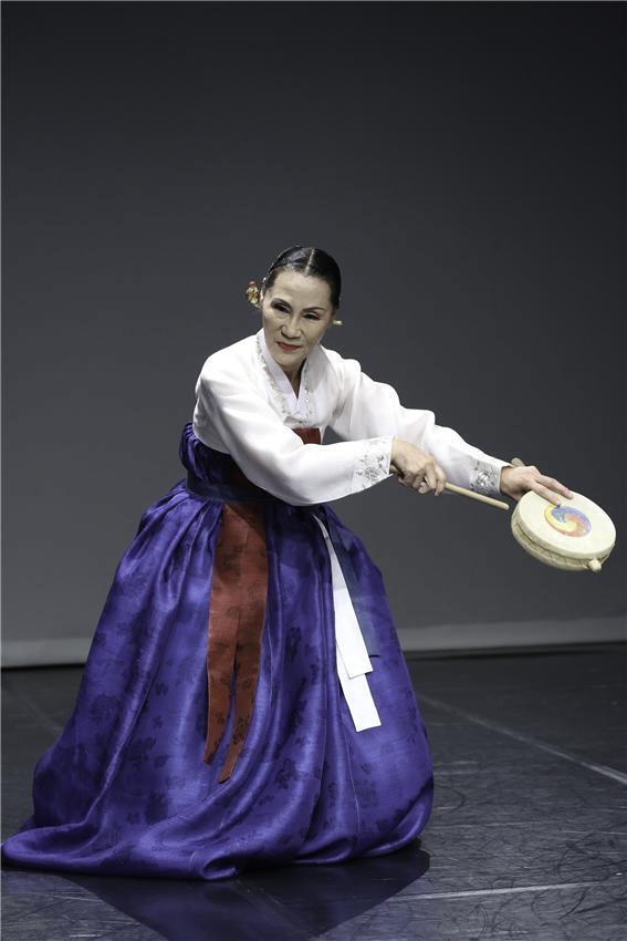 춤꾼 김온경(부산시 무형문화재 동래고무 예능보유자).