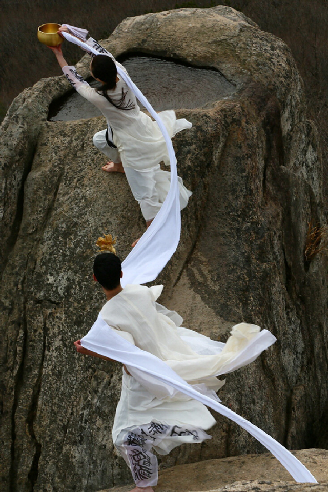 금정산을 무대로 한 강미리 할무용단 ‘개벽의 춤’.