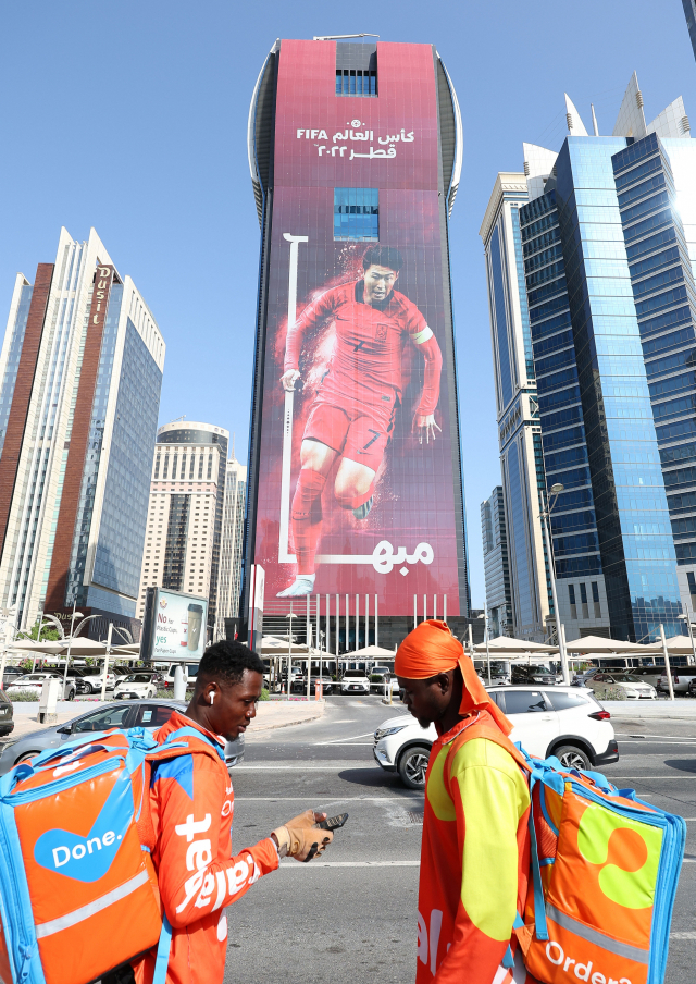 14일(한국시간) 2022 카타르 월드컵이 열리는 도하의 한 건물 외벽에 한국 축구 대표팀 손흥민의 대형 사진이 걸려 있다. 연합뉴스