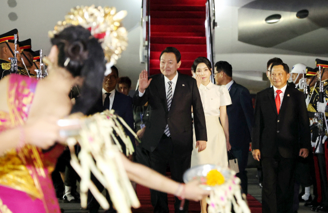 윤석열 대통령과 김건희 여사가 주요 20개국(G20) 정상회의 참석을 위해 13일(현지시간) 인도네시아 발리 응우라라이국제공항에 도착하자 인도네시아 전통 공연단이 맞이하고 있다. 연합뉴스