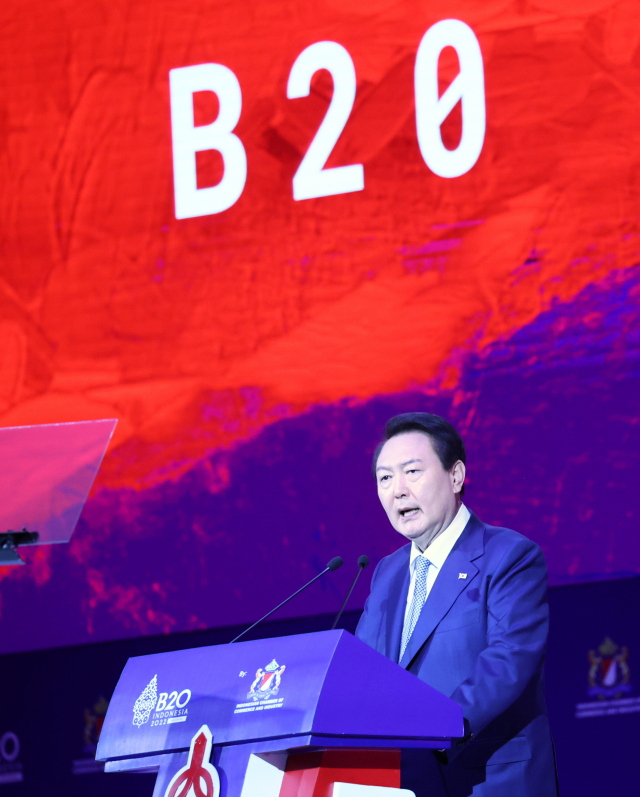 14일 인도네시아 발리에서 열린 ‘B20 서밋’에서 기조연설을 하는 윤석열 대통령. 연합뉴스