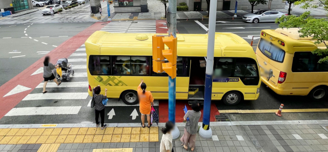 사진은 한 아파트 단지 앞에서 아이들이 통학버스를 타고 있는 모습. 부산일보DB