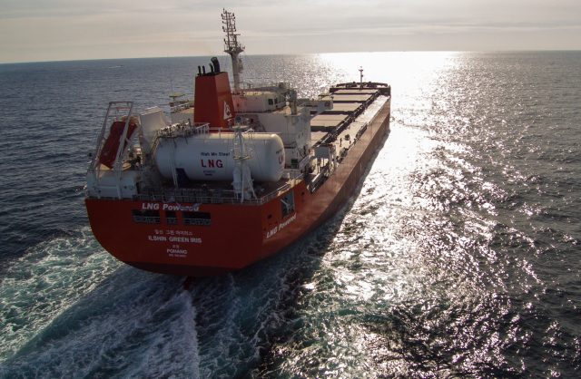 현대미포조선에서 건조한 LNG 연료추진 벌크선인 일신그린아이리스호. 총톤수 3만 1005t(톤)으로, 고망간강 LNG 연료탱크를 탑재한 고망간강 소재적용 선박이다. 해수부 제공