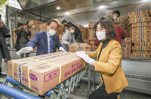 지난 14일 부산의 한 학교에 2023학년도 대학수학능력시험 문제지와 답안지가 도착하고 있다. 김종진 기자 kjj1761@