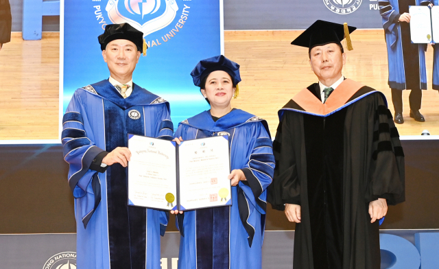 푸안 마하라니(가운데) 국회의장, 장영수(왼쪽) 부경대 총장, 김영복(오른쪽) 대학원장이 명예박사학위 수여 후 기념촬영하고 있다.