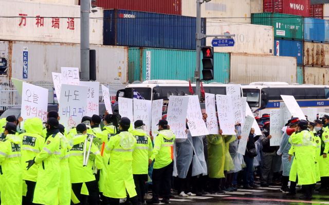 국회와 정부가 지난 6월 화물연대와 타결했던 합의안이 지지부진하면서 화물연대가 오는 24일 다시 한번 더 총파업을 예고했다. 지난 6월 부산항 신선대부두 앞에서 화물연대 조합원들이 시위하는 모습. 부산일보DB