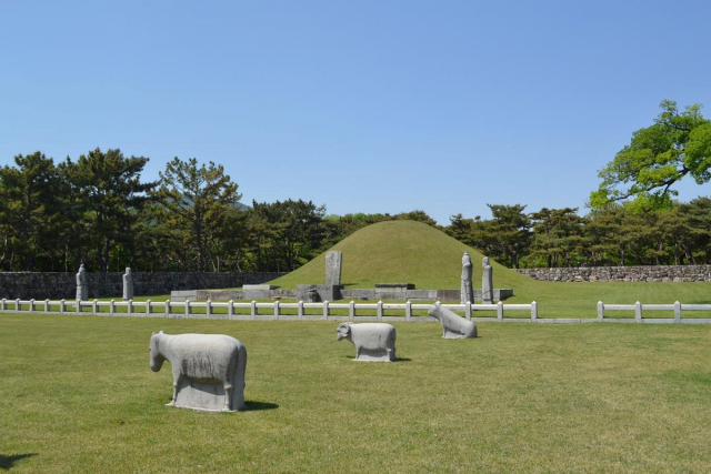 김해 금관가야의 수로왕릉. 4세기 전성기를 누린 금관가야는 더 큰 강역의 정치체를 하나로 직조할 시조 탄생 신화를 만들었다. 부산일보DB