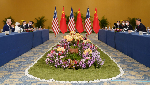 조 바이든(왼쪽) 미국 대통령과 시진핑 중국 국가주석이 14일 인도네시아에서 열린 G20정상회의에서 대화하고 있다. 낸시 펠로시 미 하원의장의 대만 방문으로 고조됐던 양국 갈등이 이날 회담으로 표면적으로나마 완화됐다는 평가가 나온다. 로이터연합뉴스