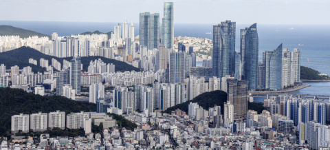 10월 부산의 주택종합(모든 주택유형 포함) 매매가격이 0.88% 하락했으며 이 가운데 아파트는 1.19% 떨어진 것으로 집계됐다. 사진은 부산 해운대구 일대 전경. 김종진 기자 kjj1761@