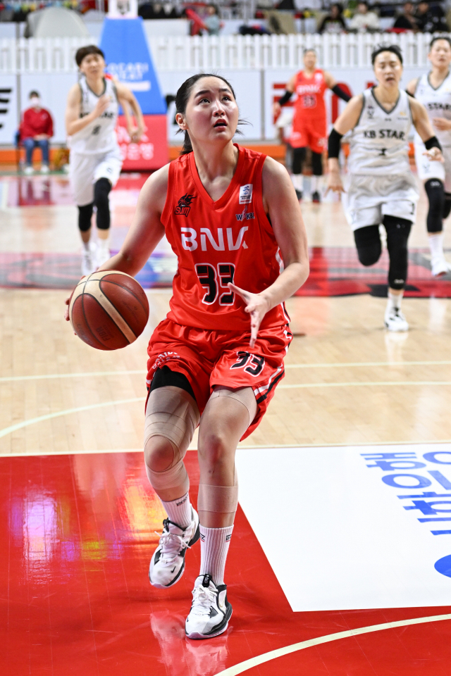부산BNK 썸 포워드 한엄지가 14일 KB와의 경기에서 25득점, 9리바운드의 좋은 활약을 펼쳤다. WKBL제공