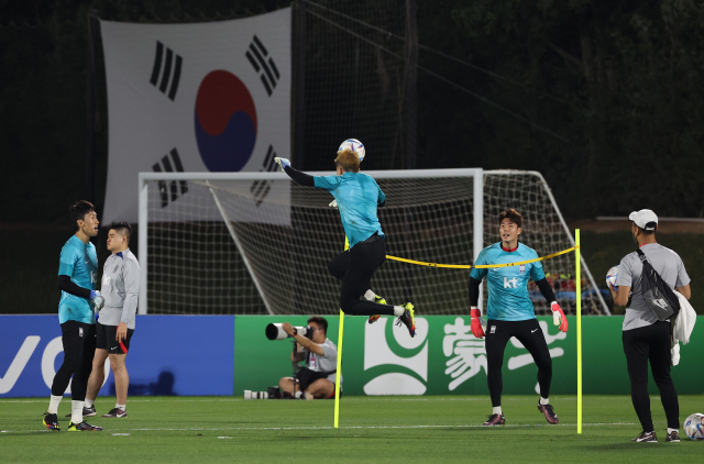 14일(현지시간) 카타르 도하 알에글라 훈련장에서 한국 축구대표팀 골키퍼 김승규와 조현우, 송범근이 첫 현지 적응 훈련을 하고 있다. 연합뉴스