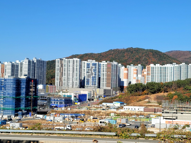 올 연말 준공을 앞두고 조성 공사가 한창인 사송신도시 1단계 부지 전경. 1단계 준공으로 생활 편의시설이 확보돼 그간 입주민들이 겪었던 불편을 크게 덜 수 있을 전망이다. 김태권 기자 ktg660@