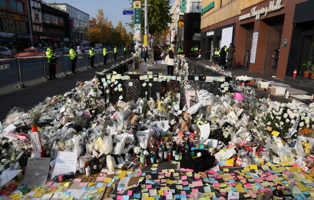 지난 7일 이태원 참사 희생자 추모공간인 이태원역 1번 출구에 놓여있는 꽃과 추모 메시지. 연합뉴스