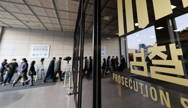 대장동 일당에게 뇌물을 수수한 혐의 등을 받는 정진상 더불어민주당 대표실 정무조정실장이 15일 검찰에 비공개로 출석했다. 이날 오전 서울 서초동 중앙지검 입구에 취재진이 대기하고 있다. 연합뉴스