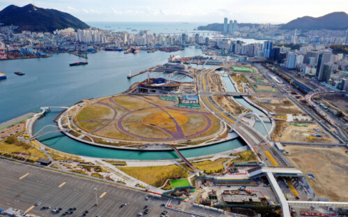 내년도 부산항 북항 1단계 재개발사업 예산이 올해 예산 대비 60%, 487억 원 감액된 것으로 확인됐다. 사진은 부산항 북항 1~4부두와 중앙부두 등이 포함된 북항 1단계 재개발사업 현장. 올해 말까지 부지와 기반시설이 준공될 예정이다. 부산일보DB