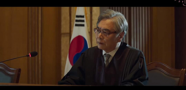 영화 '증인'에 재판장으로 출연한 박찬영 배우. 영화 스틸컷