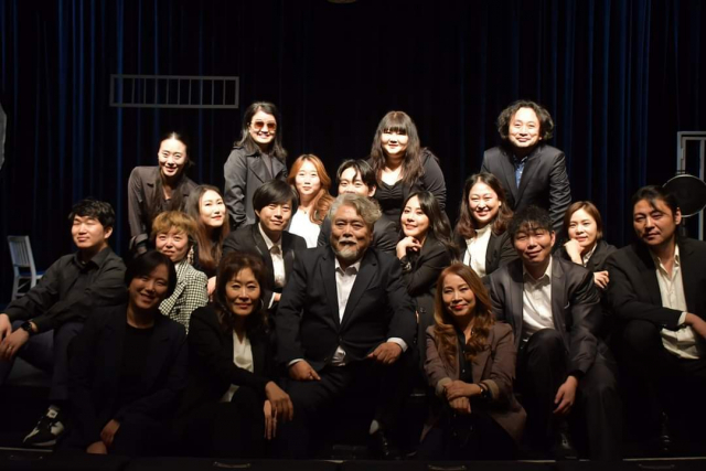 자신의 연극 인생 50년 기념 공연을 앞둔 박찬영 배우가 후배들과 함께 기념촬영을 하고 있다. 극단 바문사 제공