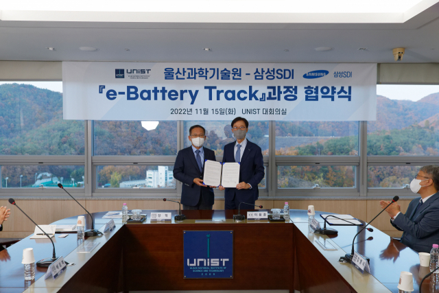 장혁 삼성SDI 부사장(연구소장, 왼쪽)과 이용훈 UNST 총장이 e-배터리 트랙( e-Battery Track) 설치를 위한 협약을 체결했다. UNIST 제공