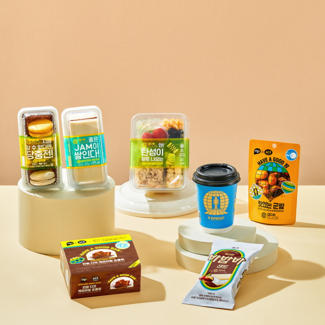 에이스침대가 이마트24와 손잡고 커피, 샌드위치, 샐러드, 마카롱 등의 협업 상품을 선보인다. 에이스침대 제공.