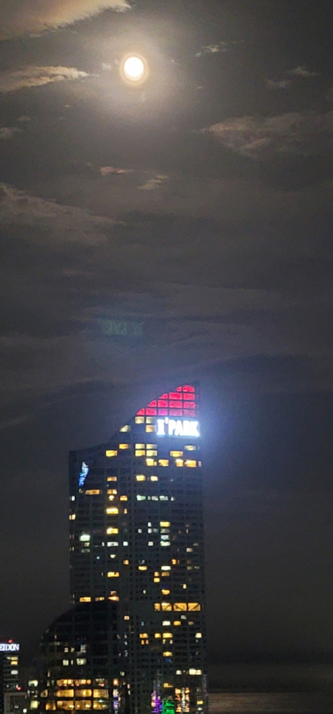 부산 해운대구 아이파크주상복합건물의 옥탑부 야간조명의 밝기를 보름달과 비교해 찍은 사진. 부산일보 독자 제공