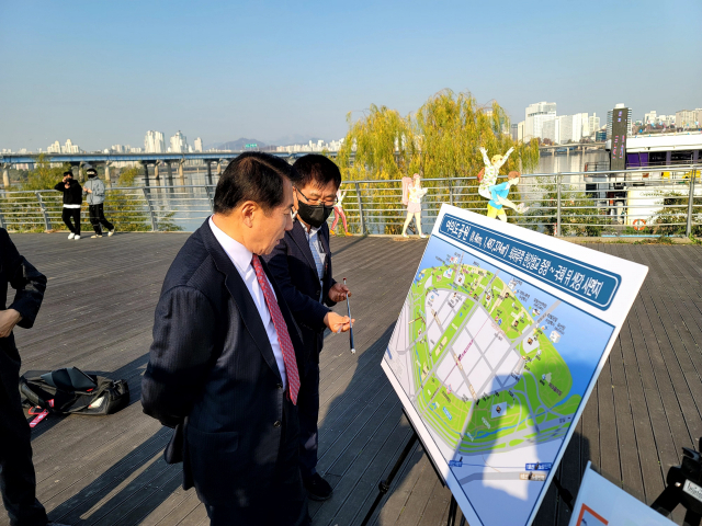 나동연 양산시장이 17일 서울 여의도 한강공원 내 한강아라호 선착장에서 현황 설명을 듣고 있다. 김태권 기자
