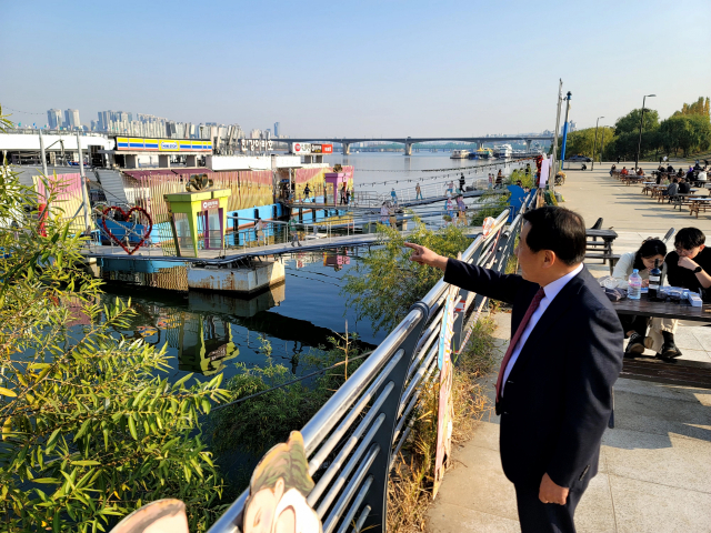 나동연 양산시장이 17일 서울 여의도 한강공원 내 한강아라호 선착장을 둘러보고 있다. 김태권 기자