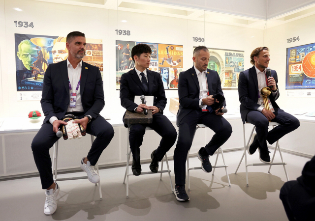 16일 카타르 도하 알비다 공원에서 열린 현대자동차 FIFA 박물관 개관식에서 축구 전설 4명이 참석 중이다. 왼쪽부터 파스칼 추버뷜러(스위스), 박지성(한국), 잔루카 잠브로타(이탈리아), 디에고 포를란(우루과이). 현대차 제공