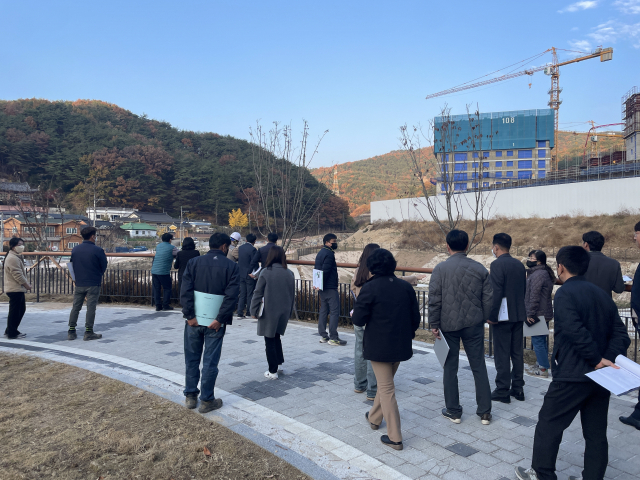 합동점검 TF팀이 17일 사송신도시 1단계 부지에 포함된 공공시설물에 대한 점검을 실시하고 있다. 양산시 제공