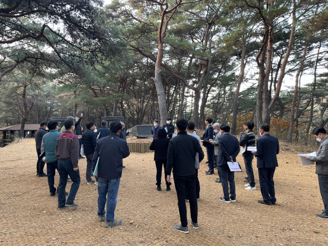 합동점검 TF팀이 17일 사송신도시 1단계 부지에 포함된 공공시설물에 대한 점검을 실시하고 있다. 양산시 제공