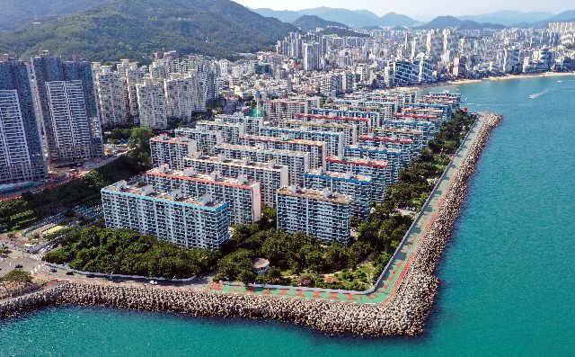 고금리 시대에도 주요 시중은행의 가계대출 증가세가 꺾일 기미가 없는 모습이다. 사진은 부산 재건축 ‘최대어’ 수영구 남천동 삼익비치타운 전경. 정종회 기자 jjh@