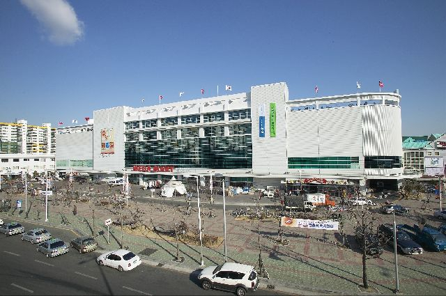 부산도시가스가 소유한 수영구 메가마트 남천점 부지 등의 우선협상대사자였던 DS네트웍스가 컨소시엄에서 빠진다. 부산일보 DB