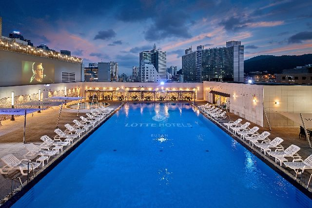 사진은 부산롯데호텔 야외수영장. 본 사진은 기사와 관련 없음. 부산일보DB