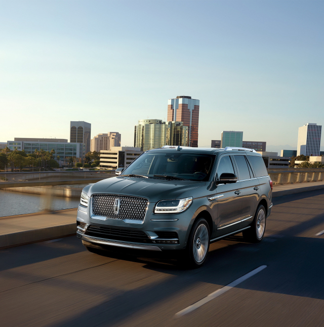 링컨 대형 SUV(스포츠유틸리티차량) ‘네비게이터’ 주행모습.링컨코리아 제공
