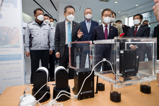 이종호 과학기술정보통신부 장관과 이정식 고용노동부 장관이 21일 오전 경기도 광명시 기아 AutoLand 광명 공장에서 열린 ‘디지털 기반 안전일터 조성 업무협약식’ 에 참석해 ‘화학물질 상시 모니터링 시스템’ 설명을 듣고 있다. 과기정통부 제공.