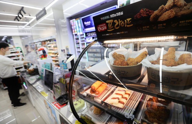 사진은 이날 서울 시내 세븐일레븐에서 판매 중인 즉석조리 치킨 모습. 연합뉴스